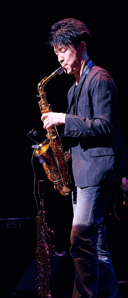 澤田利明（SAX)